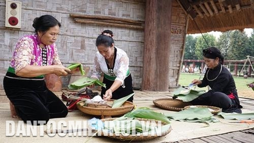 Đồng bào dân tộc Thái và đồng bào dân tộc Tày cùng gói những chiếc bánh chưng để dâng cúng nhân ngày Giỗ Tổ. Ảnh: Hoàng Tâm