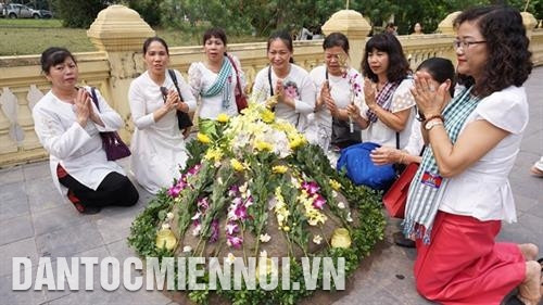 Các phật tử cùng tham gia đắp và trang trí núi cát để tích phước. Ảnh: Nam Sương