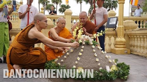 Các nhà sư đắp và trang trí núi cát ngay trong khuôn viên chùa Khmer. Ảnh: Nam Sương
