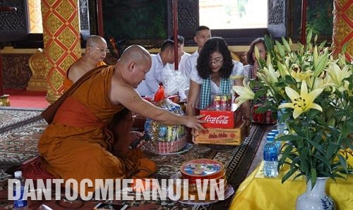 Phật tử dâng lễ vật để cầu phước. Ảnh: Hoàng Tâm