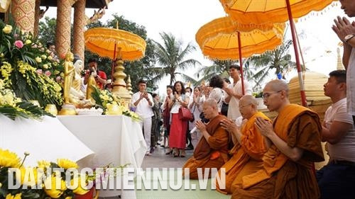 Các nhà sư cùng phật tử làm Lễ cúng để tắm Phật. Ảnh: Hoàng Tâm