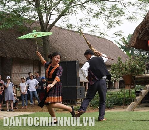 Đồng bào dân tộc Mông biểu dễn điệu múa truyền thống phục vụ du khách. Ảnh: Hoàng Tâm