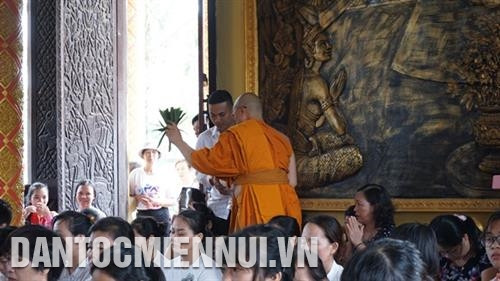 Nhà sư vẩy nước thánh ban phước cho các phật tử. Ảnh: Nam Sương