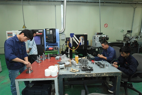 Sản xuất thiết bị y tế, thuộc dự án đầu tư "Xây dựng nhà máy sản xuất thiết bị y tế kỹ thuật số công nghệ cao" của Công ty liên doanh y học Việt – Hàn trong trong Khu công nghệ cao Hòa Lạc. Ảnh: Anh Tuấn - TTXVN Sản xuất thiết bị y tế, thuộc dự án đầu tư "Xây dựng nhà máy sản xuất thiết bị y tế kỹ thuật số công nghệ cao" của Công ty liên doanh y học Việt – Hàn trong trong Khu công nghệ cao Hòa Lạc. Ảnh: Anh Tuấn - TTXVN