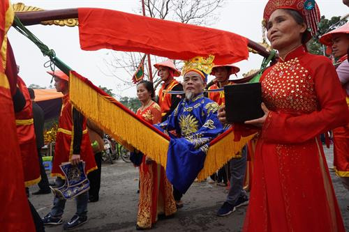 Ngoài kiệu Vua, kiệu Chúa, đoàn rước còn có bốn võng quan là quan Thị Vệ, quan Tán Lý, quan Đề Lĩnh và quan Tán Thủ. Ảnh: An Thành Đạt