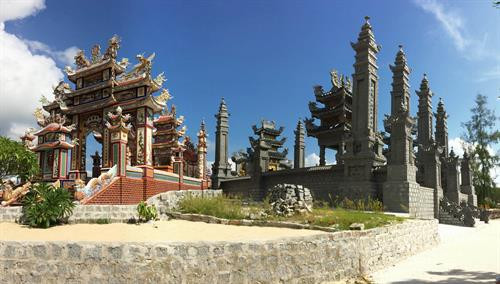 Mặc dù Chính quyền địa phương luôn vận động người dân không nên lãng phí quá lớn cho việc xây dựng lăng mộ, nhưng dường như tập tục này không dễ dàng để người dân thay đổi. Mặc dù Chính quyền địa phương luôn vận động người dân không nên lãng phí quá lớn cho việc xây dựng lăng mộ, nhưng dường như tập tục này không dễ dàng để người dân thay đổi.