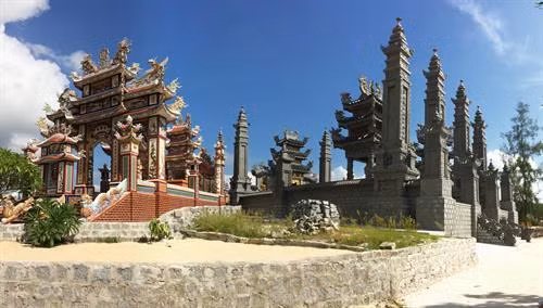 Mặc dù Chính quyền địa phương luôn vận động người dân không nên lãng phí quá lớn cho việc xây dựng lăng mộ, nhưng dường như tập tục này không dễ dàng để người dân thay đổi.