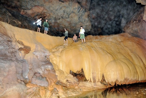 Du khách tham quan động Bản Ngẳm Du khách tham quan động Bản Ngẳm