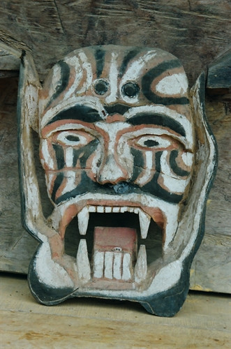 Mặt nạ dữ với chiếc mồm rộng nhe răng nanh đe dọa. Mặt nạ dữ với chiếc mồm rộng nhe răng nanh đe dọa.