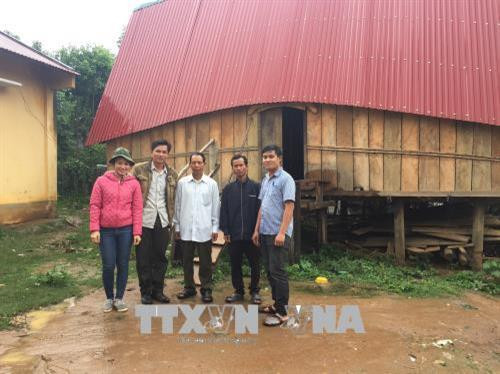 Cán bộ, chiến sỹ Đội Công tác địa bàn, Phòng an ninh dân tộc, Công an tỉnh Gia Lai triển khai công việc với trưởng thôn, thôn KDung 1, xã Hà Ra, huyện Mang Yang. Ảnh: Hồng Điệp - TTXVN. Cán bộ, chiến sỹ Đội Công tác địa bàn, Phòng an ninh dân tộc, Công an tỉnh Gia Lai triển khai công việc với trưởng thôn, thôn KDung 1, xã Hà Ra, huyện Mang Yang. Ảnh: Hồng Điệp - TTXVN.