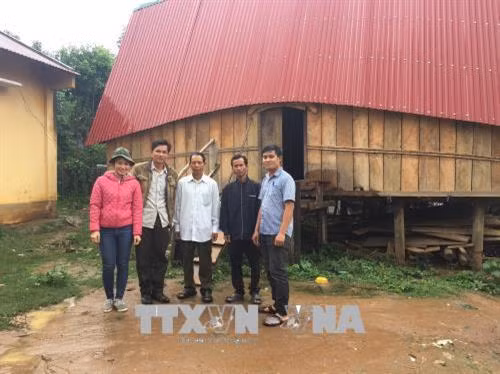 Cán bộ, chiến sỹ Đội Công tác địa bàn, Phòng an ninh dân tộc, Công an tỉnh Gia Lai triển khai công việc với trưởng thôn, thôn KDung 1, xã Hà Ra, huyện Mang Yang. Ảnh: Hồng Điệp - TTXVN.