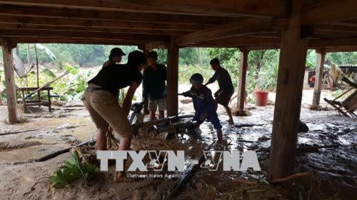 Nhiều tài sản của người dân đã bị vùi lấp trong lũ. Ảnh Tuấn Anh - TTXVN