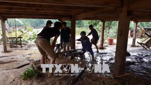 Nhiều tài sản của người dân đã bị vùi lấp trong lũ. Ảnh Tuấn Anh - TTXVN