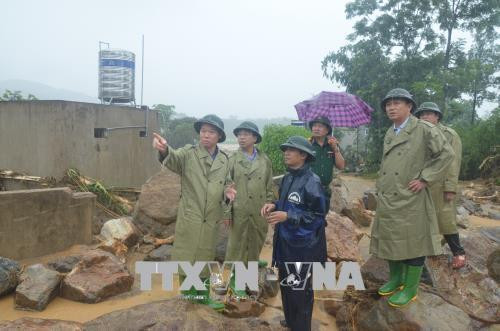 Chủ tịch tỉnh Yên Bái Đỗ Đức Duy (ngoài cùng bên trái) chỉ đạo công tác ứng phó, khắc phục hậu quả bão lũ tại huyện Văn Chấn. Ảnh: Tuấn Anh -TTXVN