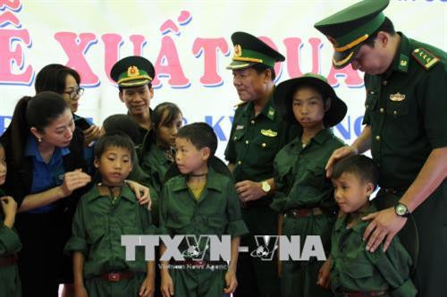 Đại diện Ban Tổ chức dặn dò các em trước khi tham gia Học kỳ trong quân đội. Ảnh: Diệp Anh - TTXVN Đại diện Ban Tổ chức dặn dò các em trước khi tham gia Học kỳ trong quân đội. Ảnh: Diệp Anh - TTXVN