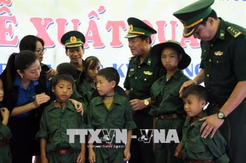 Đại diện Ban Tổ chức dặn dò các em trước khi tham gia Học kỳ trong quân đội. Ảnh: Diệp Anh - TTXVN