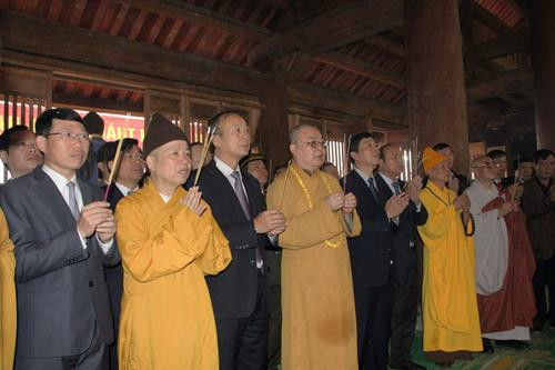 Đại diện lãnh đạo tỉnh Bắc Giang, giáo hội phật giáo Việt Nam, Giáo hội phật giáo tỉnh Bắc Giang dâng hương lên Phật hoàng Trần Nhân Tông tại chùa Hạ - Tây Yên Tử. Ảnh: Tùng Lâm - TTXVN Đại diện lãnh đạo tỉnh Bắc Giang, giáo hội phật giáo Việt Nam, Giáo hội phật giáo tỉnh Bắc Giang dâng hương lên Phật hoàng Trần Nhân Tông tại chùa Hạ - Tây Yên Tử. Ảnh: Tùng Lâm - TTXVN