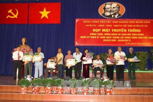 Lãnh đạo huyện Củ Chi trao huy hiệu Đảng cho các đồng chí lão thành cách mạng. Ảnh: Thanh Vũ - TTXVN