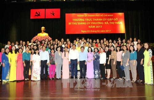 Bí thư Thành ủy Đinh La Thăng cùng lãnh đạo thành phố tham dự buổi gặp gỡ. Ảnh: Thanh Vũ - TTXVN Bí thư Thành ủy Đinh La Thăng cùng lãnh đạo thành phố tham dự buổi gặp gỡ. Ảnh: Thanh Vũ - TTXVN