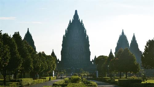 Tọa lạc tại thành phố Yogyakarta (Java, Indonesia), đền Prambanan được xây dựng từ thế kỷ 9 là một trong những ngôi đền Hindu lớn nhất Đông Nam Á. Công trình được UNESCO công nhận là di sản văn hóa vào năm 1991. Tọa lạc tại thành phố Yogyakarta (Java, Indonesia), đền Prambanan được xây dựng từ thế kỷ 9 là một trong những ngôi đền Hindu lớn nhất Đông Nam Á. Công trình được UNESCO công nhận là di sản văn hóa vào năm 1991.