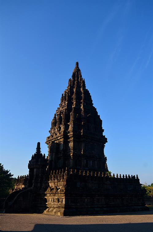 Trong số 240 ngôi đền được xây dựng ban đầu thì phần lớn đã bị sụp đổ bởi những trận động đất và sự phun trào của núi lửa Merapi. Những tàn tích của ngôi đền may mắn được phát hiện lại vào năm 1811 và cho đến năm 1930, công cuộc phục hồi bắt đầu. Hiện tại, điểm tham quan chính còn lại là 6 tòa tháp nằm ở trung tâm, hầu hết được trang trí bởi các bức phù điêu và tượng đá kỳ công. Trong số 240 ngôi đền được xây dựng ban đầu thì phần lớn đã bị sụp đổ bởi những trận động đất và sự phun trào của núi lửa Merapi. Những tàn tích của ngôi đền may mắn được phát hiện lại vào năm 1811 và cho đến năm 1930, công cuộc phục hồi bắt đầu. Hiện tại, điểm tham quan chính còn lại là 6 tòa tháp nằm ở trung tâm, hầu hết được trang trí bởi các bức phù điêu và tượng đá kỳ công.