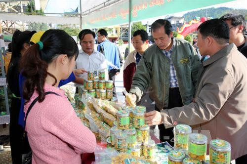 Các du khách đến tìm hiểu và mua trà hoa vàng. Ảnh: Nguyễn Hoàng - TTXVN Các du khách đến tìm hiểu và mua trà hoa vàng. Ảnh: Nguyễn Hoàng - TTXVN