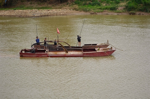 Một tàu hút cát ngang nhiên hoạt động tại xã Chiềng Khoong, huyện Sông Mã. Một tàu hút cát ngang nhiên hoạt động tại xã Chiềng Khoong, huyện Sông Mã.
