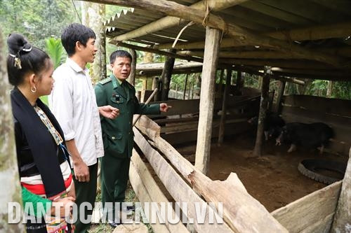 Bộ đội Biên phòng đồn Hạnh Dịch xuống địa bàn hướng dẫn đồng bào dân tộc thiểu số ở xã Hạnh Dịch, huyện Quế Phong phương pháp nuôi giống lợn mới. Ảnh: Phương Kiệt Cửa khẩu quốc tế Nậm Cắn, huyện Kỳ Sơn được đầu tư xây dựng, tạo điều kiện cho bà con vùng biên giao thương hàng hóa thuận lợi với nước bạn Lào. Ảnh: Việt Nga