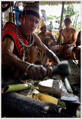 Rèn công cụ tại lễ hội. Ảnh: Thanh Hà - TTXVN Kết thúc nghi lễ dân làng tiếp tục đánh chiêng, trống uống rượu múa xoang trong nhà. Ảnh: Thanh Hà - TTXVN Hội đồng già làng đi trước, theo sau là các thành viên đi lấy than. Ảnh: Thanh Hà - TTXVN Các thành viên lấy than đi xung quang 04 vòng, theo hướng từ trái sang phải rồi vào nhà rèn. Ảnh: Thanh Hà - TTXVN Các thành viên cõng những gùi than từ rừng về làng, họ vừa đi vừa thổi tù và, đinh tút. Ảnh: Thanh Hà - TTXVN Nghi thức cõng những người đi lấy than lên nhà Rông. Ảnh: Thanh Hà - TTXVN Kết thúc nghi lễ dân làng tiếp tục đánh chiêng, trống uống rượu múa xoang trong nhà. Ảnh: Thanh Hà - TTXVN Nước giã cua với cây đót được cho vào ống để thấm vào lưỡi công cụ trước khi rèn. Ảnh: Thanh Hà - TTXVN Giã cua với cây đót để lấy nước cho vào ống thấm vào lưỡi công cụ trước khi rèn. Ảnh: Thanh Hà - TTXVN Công đoạn rèn công cụ. Ảnh: Thanh Hà - TTXVN Rèn công cụ tại lễ hội. Ảnh: Thanh Hà - TTXVN Kết thúc nghi lễ dân làng tiếp tục đánh chiêng, trống uống rượu múa xoang trong nhà. Ảnh: Thanh Hà - TTXVN Hội đồng già làng đi trước, theo sau là các thành viên đi lấy than. Ảnh: Thanh Hà - TTXVN Các thành viên lấy than đi xung quang 04 vòng, theo hướng từ trái sang phải rồi vào nhà rèn. Ảnh: Thanh Hà - TTXVN Các thành viên cõng những gùi than từ rừng về làng, họ vừa đi vừa thổi tù và, đinh tút. Ảnh: Thanh Hà - TTXVN Nghi thức cõng những người đi lấy than lên nhà Rông. Ảnh: Thanh Hà - TTXVN Kết thúc nghi lễ dân làng tiếp tục đánh chiêng, trống uống rượu múa xoang trong nhà. Ảnh: Thanh Hà - TTXVN Nước giã cua với cây đót được cho vào ống để thấm vào lưỡi công cụ trước khi rèn. Ảnh: Thanh Hà - TTXVN Giã cua với cây đót để lấy nước cho vào ống thấm vào lưỡi công cụ trước khi rèn. Ảnh: Thanh Hà - TTXVN Công đoạn rèn công cụ. Ảnh: Thanh Hà - TTXVN