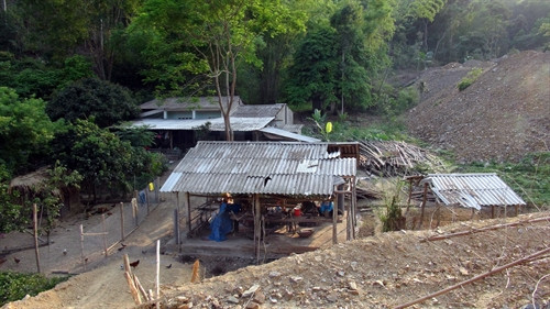 Những ngôi nhà nằm lọt thỏm giữa những núi đất... Những ngôi nhà nằm lọt thỏm giữa những núi đất...
