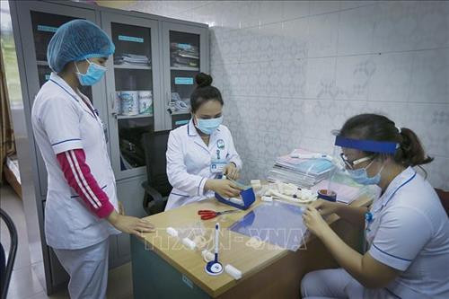 Tranh thủ mọi thời gian rảnh chị Vũ Thị Hoa, Điều dưỡng trưởng Khoa Khám bệnh - Bệnh viện Đa khoa tỉnh Hòa Bình cùng những đồng nghiệp tại khoa làm ra những chiếc mũ bảo hộ y tế. Ảnh: Trọng Đạt – TTXVN Tranh thủ mọi thời gian rảnh chị Vũ Thị Hoa, Điều dưỡng trưởng Khoa Khám bệnh - Bệnh viện Đa khoa tỉnh Hòa Bình cùng những đồng nghiệp tại khoa làm ra những chiếc mũ bảo hộ y tế. Ảnh: Trọng Đạt – TTXVN