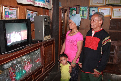 Nhờ có điện lưới quốc gia, gia đình ông AmaHoa, xã Cư Pui đã sắm phương tiện nghe nhìn. Nhờ có điện lưới quốc gia, gia đình ông AmaHoa, xã Cư Pui đã sắm phương tiện nghe nhìn.