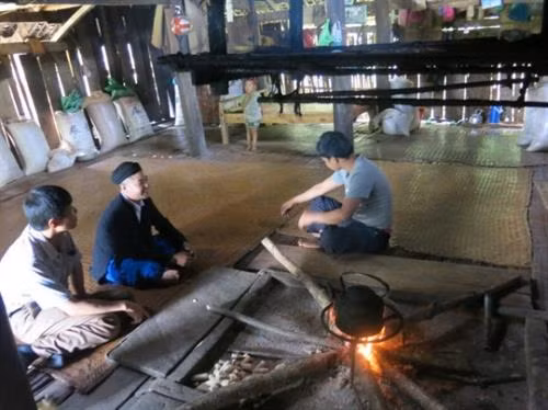 Nghệ nhân dân gian Lô Lô Lý Văn Dung, xã Hồng Trị, huyện Bảo Lạc (Cao Bằng) và cán bộ văn hóa huyện bàn về các nghi lễ truyền thống của dân tộc