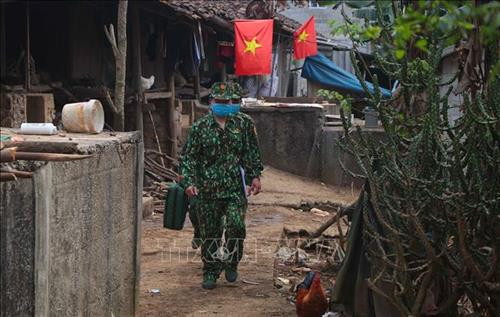 Cán bộ, chiến sĩ Đồn biên phòng Tổng Cọt xuống các bản làng biên giới tuyên truyền về phòng, chống dịch COVID-19. Ảnh: Chu Hiệu - TTXVN.