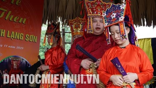 Thầy Then tiến hành nghi thức mời thân linh về nhập vào bản thân mình. Ảnh: Hoàng Hải