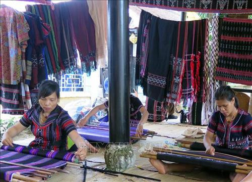 Nghề dệt zèng truyền thống ở A Lưới được bảo tồn lâu dài. Ảnh: Quốc Việt - TTXVN Nghề dệt zèng truyền thống ở A Lưới được bảo tồn lâu dài. Ảnh: Quốc Việt - TTXVN