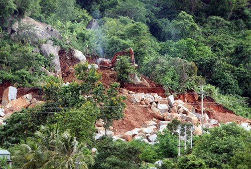 Khu khai thác đá trái phép tại thôn 6, xã Hòa Sơn. Khu khai thác đá trái phép tại thôn 6, xã Hòa Sơn.