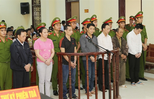 Các bị cáo nghe Tòa tuyên án Các bị cáo nghe Tòa tuyên án