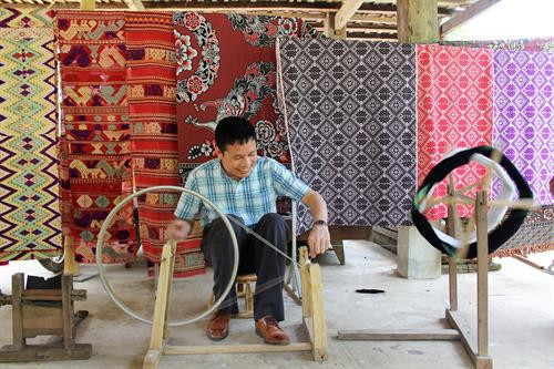 Du khách trải nghiệm cách se sợi .