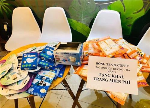Các loại khẩu trang được phát miễn phí tại cửa hàng Bống Tea and Coffe (Đà Nẵng). Ảnh: Văn Dũng - TTXVN Các loại khẩu trang được phát miễn phí tại cửa hàng Bống Tea and Coffe (Đà Nẵng). Ảnh: Văn Dũng - TTXVN