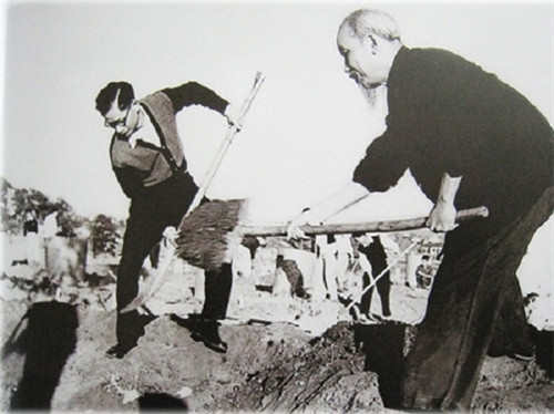 Chủ tịch Hồ Chí Minh cùng bác sĩ Trần Duy Hưng tham gia lao động tại Công viên Thống Nhất. Nguồn ảnh: internet Chủ tịch Hồ Chí Minh cùng bác sĩ Trần Duy Hưng tham gia lao động tại Công viên Thống Nhất. Nguồn ảnh: internet