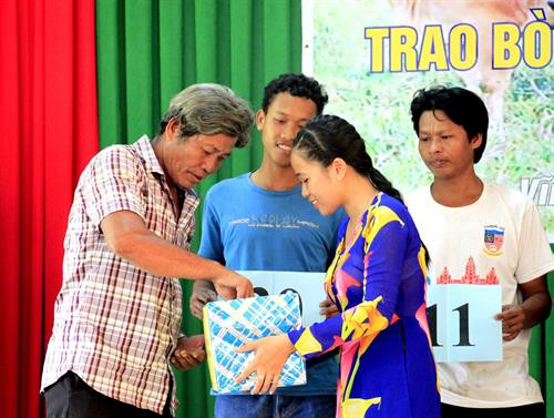 Các hộ nghèo bốc thăm nhận bò giống. Các hộ nghèo bốc thăm nhận bò giống.