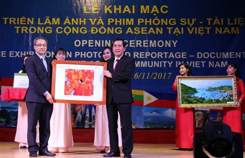 Thứ trưởng Bộ TT & TT Phan Tâm trao tặng bộ tài liệu triển lãm cho lãnh đạo tỉnh Ninh Thuận. Ảnh: Đức Ánh - TTXVN Thứ trưởng Bộ TT & TT Phan Tâm trao tặng bộ tài liệu triển lãm cho lãnh đạo tỉnh Ninh Thuận. Ảnh: Đức Ánh - TTXVN