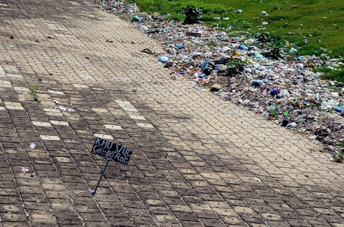 Rác thải sinh hoạt vứt ngay tại tấm biển "cấm đổ rác" tại xã Mai Lâm, huyện Tĩnh Gia Rác thải sinh hoạt vứt ngay tại tấm biển "cấm đổ rác" tại xã Mai Lâm, huyện Tĩnh Gia