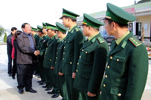 Bộ trưởng Giàng Seo Phử thăm cán bộ, chiến sĩ Đồn Biên phòng Si Ma Cai. Bộ trưởng Giàng Seo Phử thăm cán bộ, chiến sĩ Đồn Biên phòng Si Ma Cai.