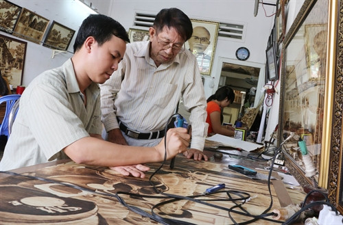 Ông Võ Văn Tạng hướng dẫn các học viên về kỹ thuật sử dụng “bút lửa” trên lá thốt nốt. Ông Võ Văn Tạng hướng dẫn các học viên về kỹ thuật sử dụng “bút lửa” trên lá thốt nốt.