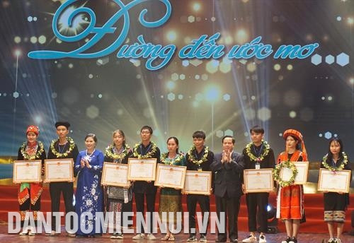 Ông Điểu K’Ré, Phó Trưởng ban Dân vận Trung ương và bà Giàng Páo Mỷ - Bí thư Tỉnh ủy tỉnh Lai Châu trao phần thưởng cho các học sinh người dân tộc thiểu số rất ít người (dưới 10.000 người) trúng tuyển vào đại học. Ảnh: Hoàng Hải