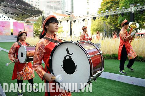 Các thiếu nhi Thành phố trình diễn kèn, trống với trang phục Áo dài tại chương trình đồng diễn Áo dài Các thiếu nhi Thành phố trình diễn kèn, trống với trang phục Áo dài tại chương trình đồng diễn Áo dài