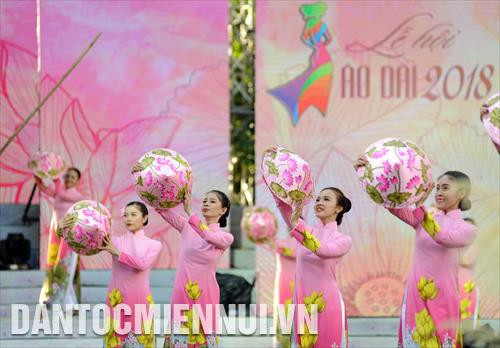 Một chương trình ca múa do các nghệ sỹ Thành phố biểu diễn tại Chương trình đồng diễn với Áo dài Một chương trình ca múa do các nghệ sỹ Thành phố biểu diễn tại Chương trình đồng diễn với Áo dài