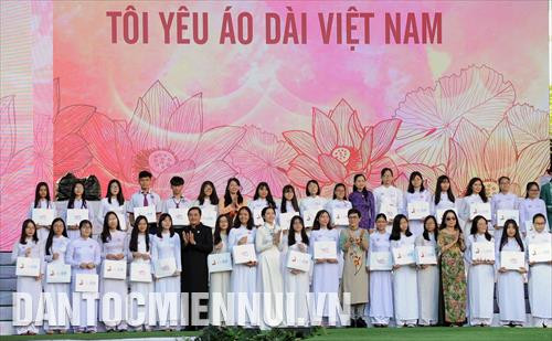 Ban tổ chức Lễ hội áo dài Thành phố Hồ Chí Minh 2018 trao tặng 50 suất học bổng cho các em học sinh vượt khó. Ban tổ chức Lễ hội áo dài Thành phố Hồ Chí Minh 2018 trao tặng 50 suất học bổng cho các em học sinh vượt khó.